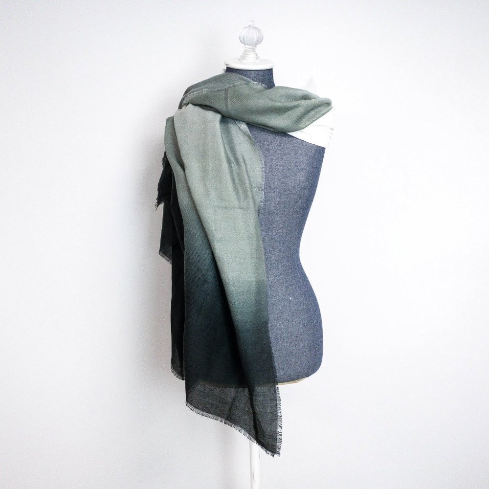 NWOT CUSHNIE Grey Horizon Ombre Scarf